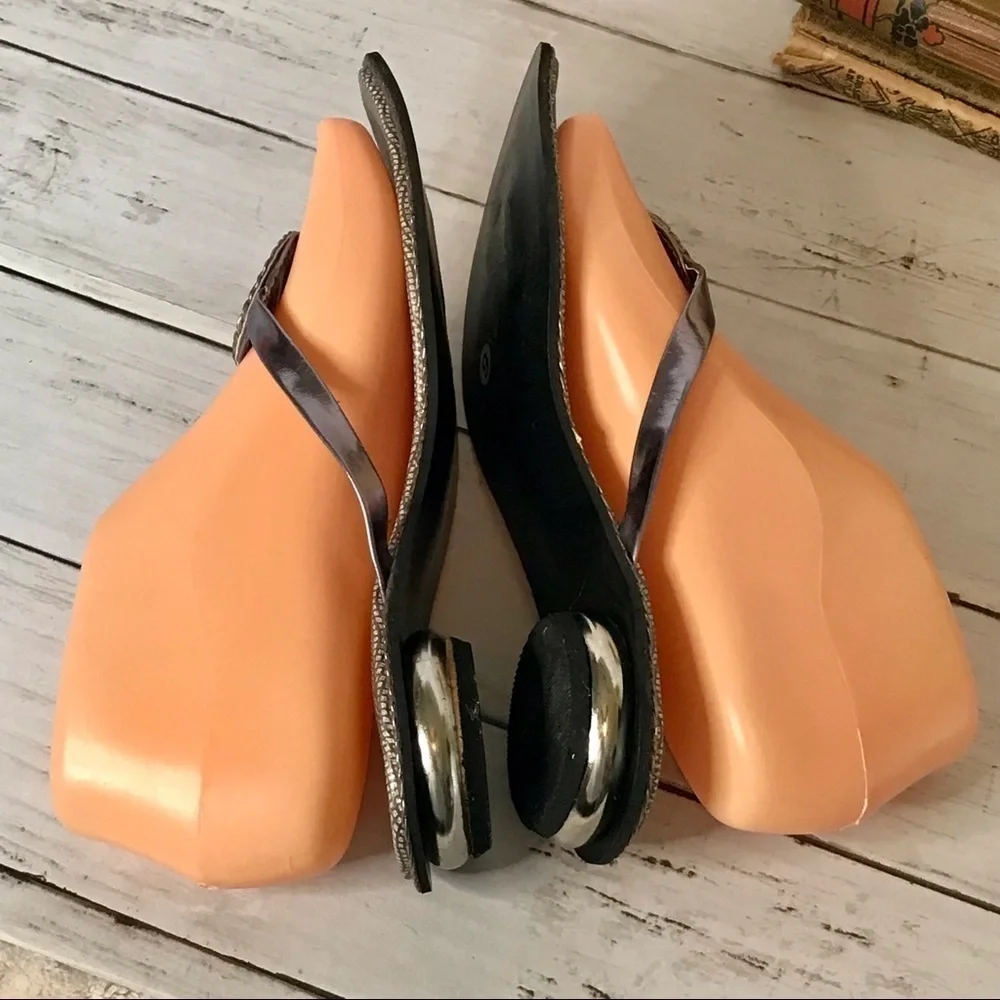 Silver Thong Sandal w/Metallic Round Heel